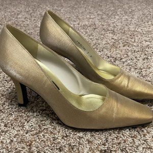 Stuart Weitzman Vintage Gold Heels / Pumps